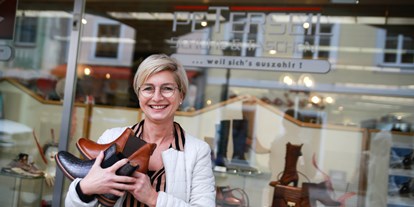 Händler - Enns - Sylvia Enzenhofer-Geschäftsinhaberin - Peterseil Schuhe und Taschen