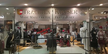Händler - Produkt-Kategorie: Kleidung und Textil - Bezirk Wolfsberg - Abendansicht Eingang  - TRACHTEN KAISER Mode Manufaktur