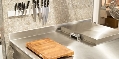 Händler - Zahlungsmöglichkeiten: Überweisung - Mettmach - Beispielbild aus einer Gastroküche, Messer- und Zubehörmagnet hier an seitlicher Wand montiert und griffbereit - gastro HACKBLOCK manufaktur
