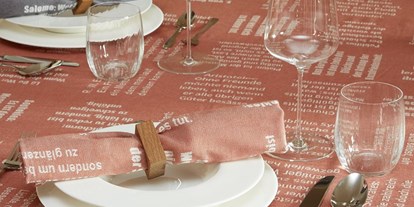 Händler - Produkt-Kategorie: Haus und Garten - Linz (Linz) - Tischtücher nach Maß aus BIO-Baumwolle, mit eingewebten Botschaften. - verum textilia by Armin Landskron