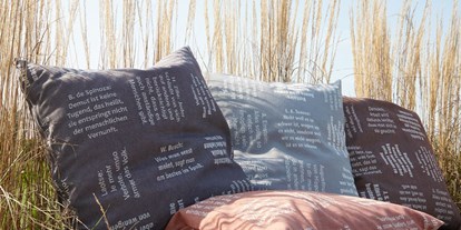 Händler - Produkt-Kategorie: Haus und Garten - Linz (Linz) - Kissenbezug aus BIO-Baumwolle, mit eingewebten Botschaften. - verum textilia by Armin Landskron