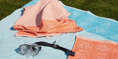 Händler - Produkt-Kategorie: Haus und Garten - Linz (Linz) - Strandtücher bzw. Freizeittuch aus BIO-Baumwolle, mit eingewebten Botschaften. - verum textilia by Armin Landskron