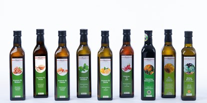 Händler - Produkt-Kategorie: Lebensmittel und Getränke - Koppl (Koppl) - Unsere Premiumöle, das BIO-Sonnenblumenöl und das Rapsöl werden vor den Toren Salzburgs abgefüllt, das Kürbiskernöl kommt direkt aus der Steiermark und das Olivenöl aus einer kleinen, aber feinen Agrargemeinschaft in Griechenland. Also nicht nur perfekt für die frische und raffinierte Küche, sondern auch nachhaltig! - Viveria GmbH