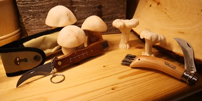 Händler - überwiegend selbstgemachte Produkte - Voggenberg - In Zirbenholz geschnitzte Pilze und Schwammerl ... und die Schwammerlmesser (von Opinel) dazu! - Ars Lüftenegger