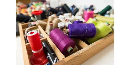 Händler - Unternehmens-Kategorie: Schneiderei - Taxach - Die Vielfalt der Farben und das arbeiten mit Textilien bereitet uns große Freude!

Derzeit Spezialisten von modischen NMS - Textilwerkstatt