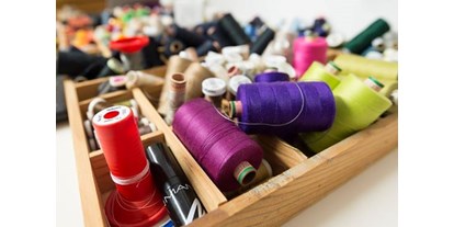 Händler - Produkt-Kategorie: Möbel und Deko - Hinterwiestal - Die Vielfalt der Farben und das arbeiten mit Textilien bereitet uns große Freude!

Derzeit Spezialisten von modischen NMS - Textilwerkstatt