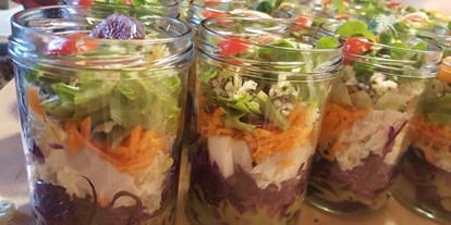 Händler - Unternehmens-Kategorie: Gastronomie - Mattsee bei Glas Schnabl - bunter Salat im Glas - shake shake shake - halleluja - Alm Marie - Maria Alba Bonomo