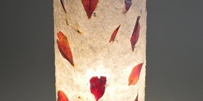 Händler - Handenberg Handenberg - Tischlampe aus Abaka (Bastfaser einer Bananenstaudenart) in die Blüten der Pfingstrose eingearbeitet wurden. Durch die verwendeten Naturmaterialien und der Art der Einarbeitung ergibt ein sehr natürliches Bild. - PAPIER-art ART-papier
