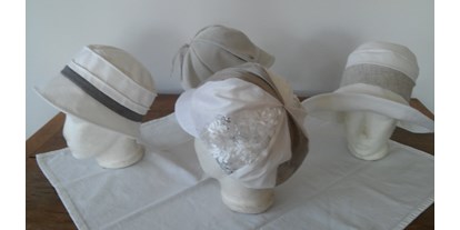 Händler - Produkt-Kategorie: Kleidung und Textil - Baumgarten (Munderfing, Schalchen) - Hüte und Kappen in weiß (Leinen, Leder, Seide, Seide und Spitze) - Sigrun Schönberger