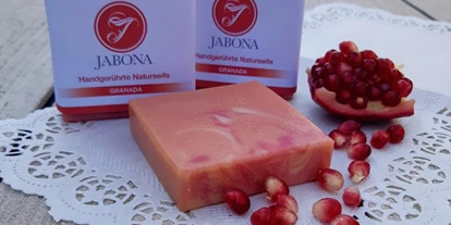 Händler - überwiegend regionale Produkte - Rothenhof - Naturseife Granada - fruchtiger Duft nach Granatäpfel und zartcremiger Schaum.  - Seifenmanufaktur Jabona 