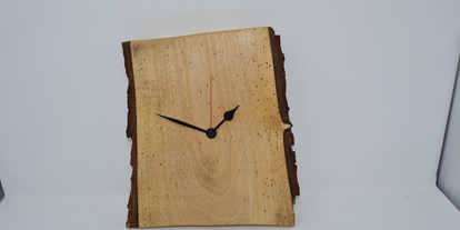 Händler - Produkt-Kategorie: Möbel und Deko - Lebing (Rohrbach an der Lafnitz) - Holz Wanduhr aus Walnuss - Huizbirn