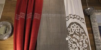 Händler - Produkt-Kategorie: Kleidung und Textil - Brunn (Seekirchen am Wallersee) - Leinenvorhange mit und ohne Strass Kristalle - WOHNfühlen Elisabeth Wieder-Enderle