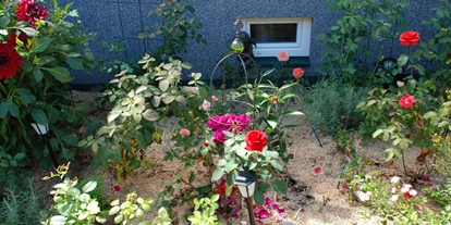 Händler - Ratschenhof - Für Blumen und Rosenbeete eignet sich NaturMulch hervorragend als Mulchmaterial, da es die Bodenfeuchtigkeit speichert.  - NaturMulch Endl
