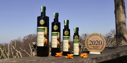 Händler - Eichkögl - Wir bieten 100% reines Steirisches Kürbiskernöl in 4 verschiedenen Flaschengrößen an. Weiters sind wir Mitglied der Gemeinschaft Steirisches Kürbiskernöl g.g.A. und wurden seit unserem Bestehen jährlich mit der Goldmedaille der besten Steirischen Kürbiskernöle prämiert!
Besuchen Sie doch unseren Onlineshop und überzeugen Sie sich von unserer Qualität! - Familie Niederl