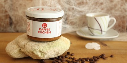 Händler - Produktion vollständig in Österreich - Oberösterreich - Kaffeekuchen
mit flüssigem Bohnenkaffee, Nüssen, Schokolade und schokolierten Mokkabohnen - Backen mit Herz e.U.