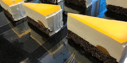 Händler - Boden (Goldegg) - Topfen-Mohn-Torte mit Mango - Die Tortenmacherin e. U.