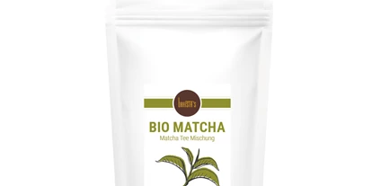 Händler - Laßnitzhöhe - Unser Bio Matcha Latte Mix lässt sich herrlich einfach, die köstlichsten Variationen dieses Getränks auch zu Hause herstellen.

2 Kaffeelöffel mit 0,3l einer heißen Milch Deiner Wahl aufgießen, umrühren und fertig. Schmeckt auch großartig als Kaltgetränk oder pepp einfach Deinen Smoothie mit etwas grüner Power auf. - Barista’s Kaffee 