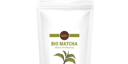 Händler - PLZ 8411 (Österreich) - Unser Bio Matcha Latte Mix lässt sich herrlich einfach, die köstlichsten Variationen dieses Getränks auch zu Hause herstellen.

2 Kaffeelöffel mit 0,3l einer heißen Milch Deiner Wahl aufgießen, umrühren und fertig. Schmeckt auch großartig als Kaltgetränk oder pepp einfach Deinen Smoothie mit etwas grüner Power auf. - Barista’s Kaffee 