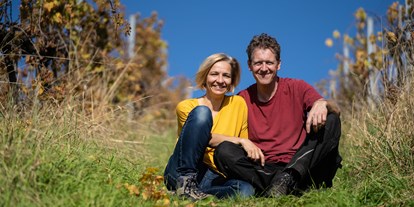 Händler - regionale Produkte aus: natürlichen Inhalten - Silke und Wolfgang im herbstlichen Weingarten - Weingut Wolfgang Lang