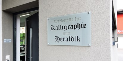 Händler - Wertschöpfung in Österreich: vollständige Eigenproduktion - PLZ 6890 (Österreich) - Heraldik Atelier Werkstätte für Kalligraphie und Heraldik