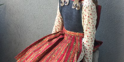 Händler - Produkt-Kategorie: Kleidung und Textil - PLZ 2753 (Österreich) - „Mit diesem Kleid ist gut lachen‘ - blumi i gesbr