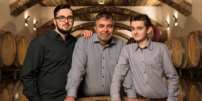 Händler - Art des Vertriebs: zertifizierte Vertriebspartner - Sooß (Sooß) - Winzer Leopold Auer mit seinen 2 Söhnen Lukas und Matthias - Weingut Familie Auer