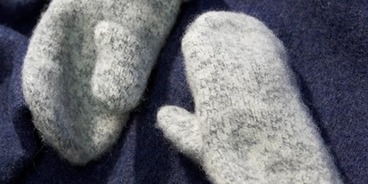 Händler - überwiegend Fairtrade Produkte - Bleiberg - Handschuhe aus extra schwerer Qualität, für extreme Kälte.

  Walkfäustling EXTREME
  Sehr strapazierfähig;perfekt gegen Kälte, Nässe und Wind
Ihr wärmender Begleiter bei rauen  und eisigen Bedingungen. - Huber Strick/Walkwaren    Wollwarenerzeugung