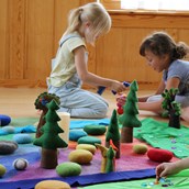 Unternehmen - Kinder spielen mit den Fair-Trade Filzmaterialien von Höller Spiel - Höller Spiel e.U.