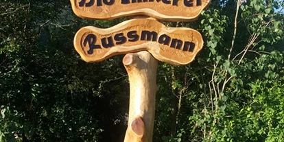 Händler - Art des Vertriebs: Direktvertrieb lokal - Bad Hall - Unser Verkaufsschild an der Strasse - Bio Imkerei Russmann wir Imkern in der Nationalpark Kalkalpen Region . 