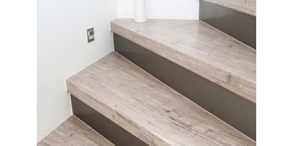Händler - Produkt-Kategorie: Möbel und Deko - Wunderschön verkleidete Treppe mit Stufen aus Laminat.
Laminatstufen, Trittstufen aus Laminat, Renovierungsstufe, Renovierungsstufen - RenoShop Renovierungssysteme