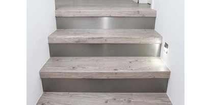 Händler - bevorzugter Kontakt: per E-Mail (Anfrage) - Leska - Wunderschön verkleidete Treppe mit Stufen aus Laminat.
Laminatstufen, Trittstufen aus Laminat, Renovierungsstufe, Renovierungsstufen - RenoShop Renovierungssysteme