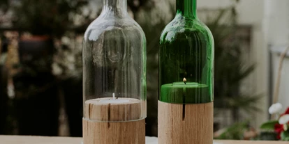 Händler - bevorzugter Kontakt: per E-Mail (Anfrage) - Fußach - Upcycling Windlicht aus Weinflasche und Eichenholzfuß - fairschenkt