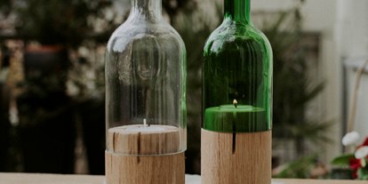 Händler - Produkt-Kategorie: Möbel und Deko - PLZ 6832 (Österreich) - Upcycling Windlicht aus Weinflasche und Eichenholzfuß - fairschenkt