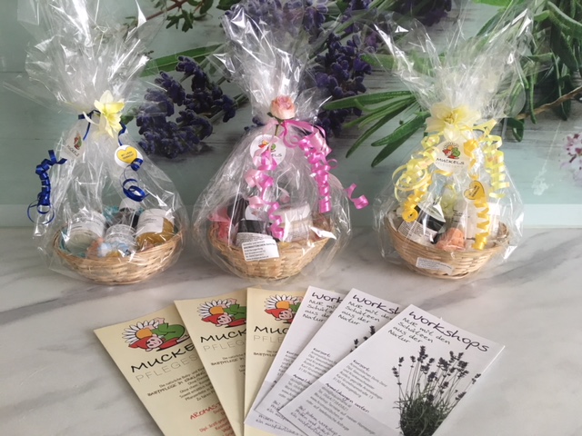 Unternehmen - Geschenkkörberl klein zur Geburt eines Babys, dekoriert in rosa, blau, gelb oder weiß
gefüllt mit hochwertiger Babypflege - AROMASTÜBCHEN