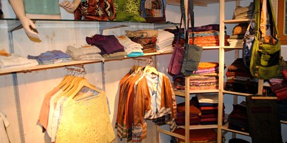 Händler - überwiegend Fairtrade Produkte - Stockham (Straßwalchen) - Bekleiung aus der eigenen Schneiderei - Galerie der Sinne - Mattsee