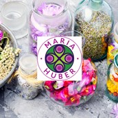 Unternehmen - MARIA HUBER
- Hausmittel, Naturprodukte und Kräutersalze
- Energetische Behandlungen
 - Maria Huber