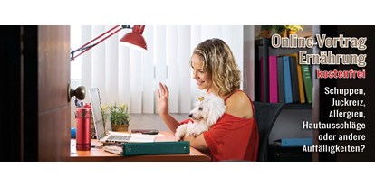 Händler - Gutscheinkauf möglich - Rohrbachschlag - Das Bild zeigt eine Frau vor dem PC und auf Ihren Schoß sitzt ein kleiner weißer Hund. Geschrieben steht „Online-Vortrag kostenfrei! Schuppen, Juckreiz, Allergien, Hautausschläge oder andere Auffälligkeiten!“  - Fedor® Tiernahrung
