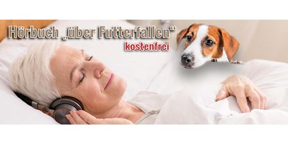 Händler - Produkt-Kategorie: Tierbedarf - Das Bild zeigt eine Frau entspannt im Bett liegend, daneben sitzt ein kleiner schwarz-weiß gefleckter Hund. Geschrieben steht „Hörbuch über Futterfallen kostenfrei!" - Fedor® Tiernahrung