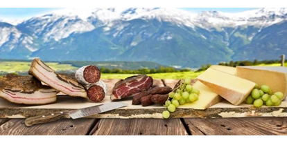 Händler - überwiegend regionale Produkte - Maisdorf - Käse + Speck aus dem Bregenzerwald Trauben Berglandschaft Holzbrett Speckmesser - Anitas Almwagerl