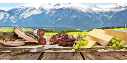 Händler - überwiegend regionale Produkte - PLZ 4560 (Österreich) - Käse + Speck aus dem Bregenzerwald Trauben Berglandschaft Holzbrett Speckmesser - Anitas Almwagerl