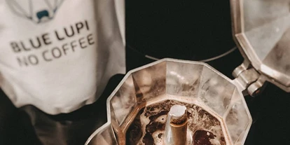 Händler - überwiegend selbstgemachte Produkte - Gaisach - Zubereitung des Lupinenkaffees über die Espressokanne - Bluelupi