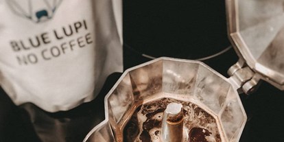 Händler - überwiegend regionale Produkte - Pugrad / Podgrad - Zubereitung des Lupinenkaffees über die Espressokanne - Bluelupi