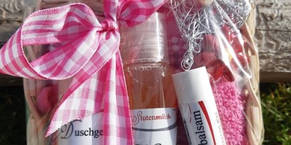 Händler - Niederösterreich - Geschenkkorb
* Duschgel
* Haarshampoo
* Lippenbalsam
* Waschlappen - Stutenmilchhof Gallistl