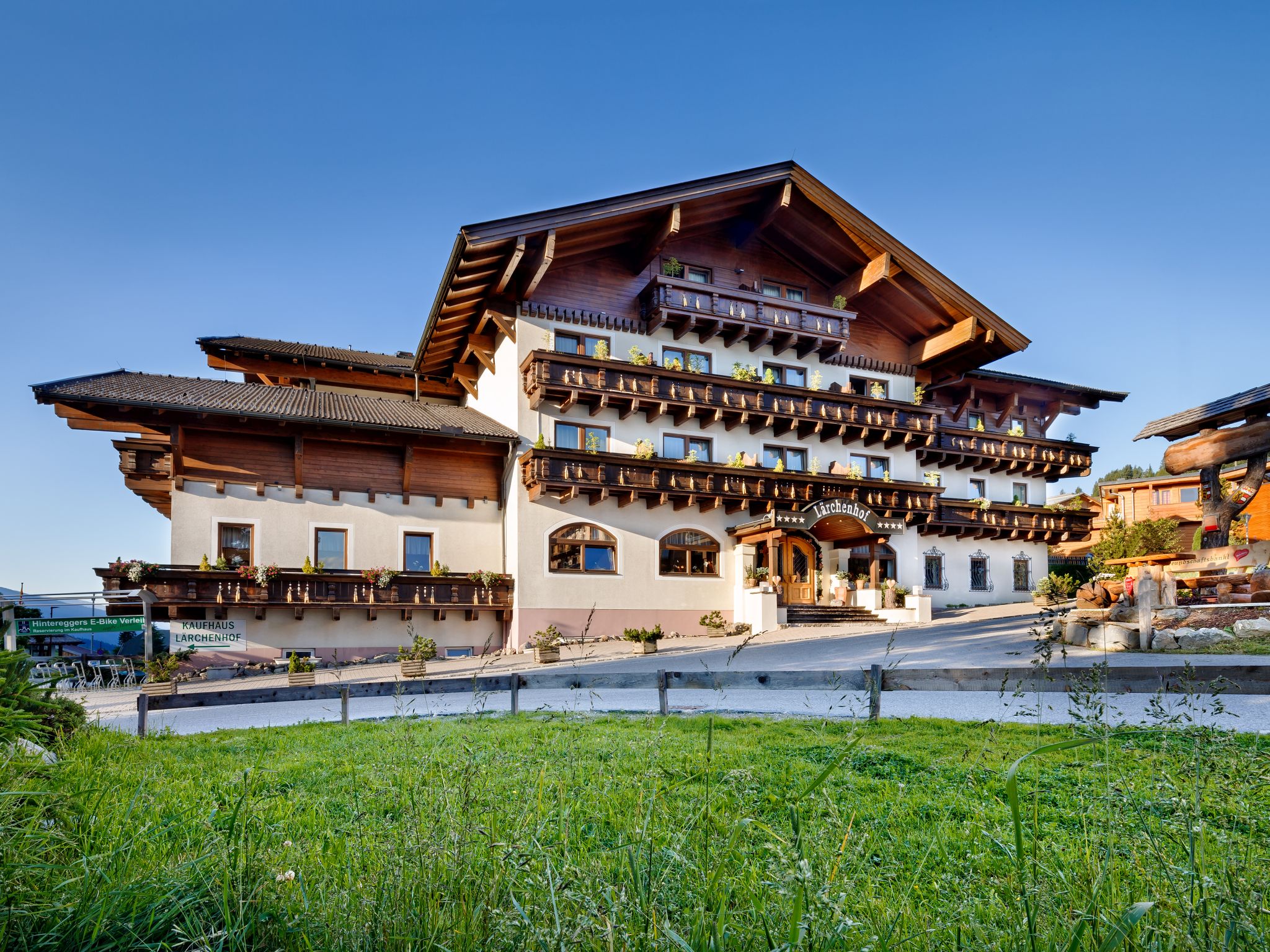 Unternehmen - Außenansicht Hotel Lärchenhof Katschberg - Hotel Lärchenhof Katschberg