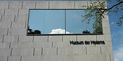 Händler - Versand möglich - Kirchsteig (Perwang am Grabensee) - Museum der Moderne: Sonnenschutzfolie - Agentur West - Manfred Salfinger