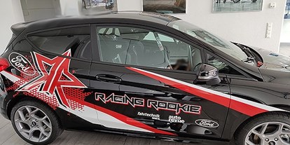 Händler - Art der Abholung: Übergabe mit Kontakt - Aglassing - Racing Rookie 2019 Beschriftung - Agentur West - Manfred Salfinger