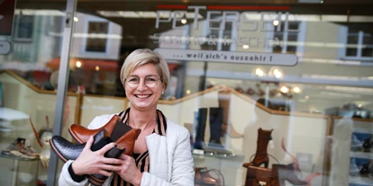Händler - Produkt-Kategorie: Schuhe und Lederwaren - Dörfling - Sylvia Enzenhofer-Geschäftsinhaberin - Peterseil Schuhe und Taschen