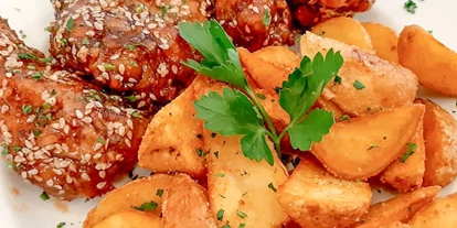 Händler - Selbstabholung - Maria-Lanzendorf -  Hühnerkeulen (Chicken wings) in  Honig mit Kartoffeln 7,90€ - Burrito Casa
