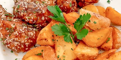 Händler - Produkt-Kategorie: Lebensmittel und Getränke - PLZ 2344 (Österreich) -  Hühnerkeulen (Chicken wings) in  Honig mit Kartoffeln 7,90€ - Burrito Casa