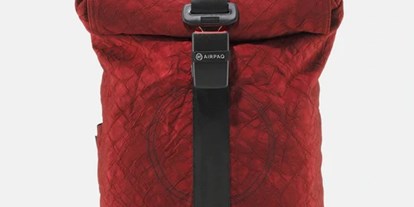 Händler - Produkt-Kategorie: Kleidung und Textil - PLZ 1220 (Österreich) - AIRPAQ. Rucksack aus Airbags und Sicherheitsgurten. - NEUBAUER MODE